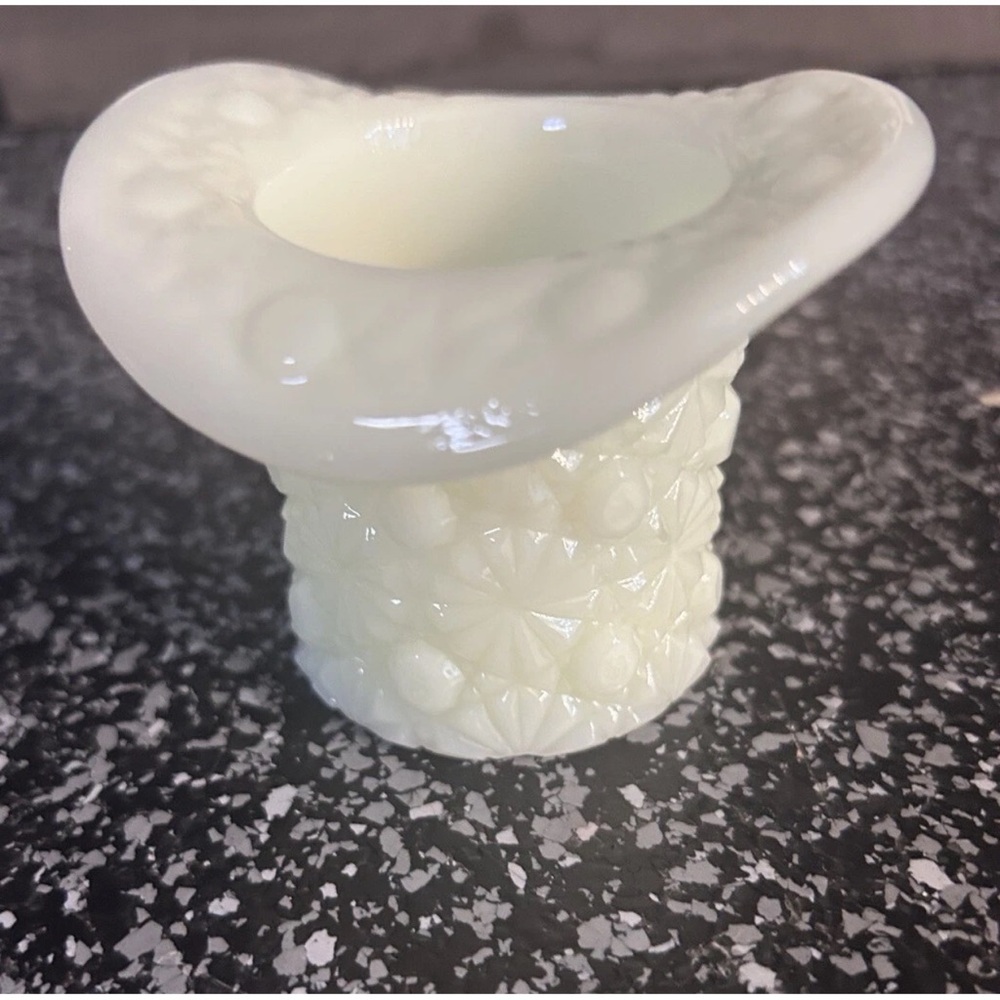 VINTAGE FENTON DAISY & BUTTON MILK GLASS TOP HAT EASTER BASKET